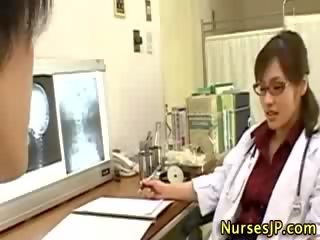 Aasialaiset nainen lääkäri runkkaus