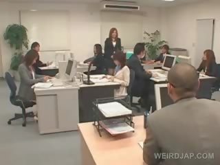 Japānieši skaistule izpaužas roped līdz viņai birojs krēsls un fucked