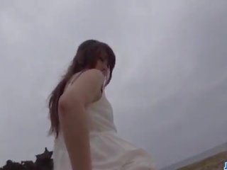 Mayuka akimoto shows af haar harig twat in openlucht scènes
